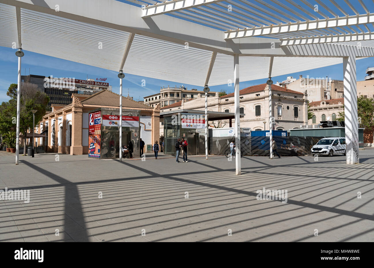 Palma, Mallorca, Balearen, Spanien. 2018. Die Plaça d'Espanya außerhalb der internationalen Bahnhof von Palma, Mallorca Stockfoto