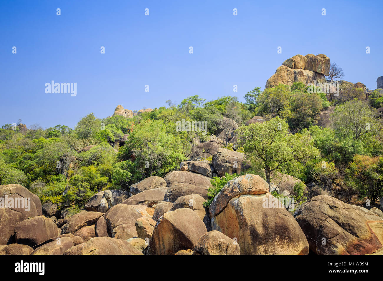 Gefallenen Felsbrocken in Matobo Nationalpark, Simbabwe, von Millionen von Jahren durch Erosion geformt. September 11, 2016. Stockfoto