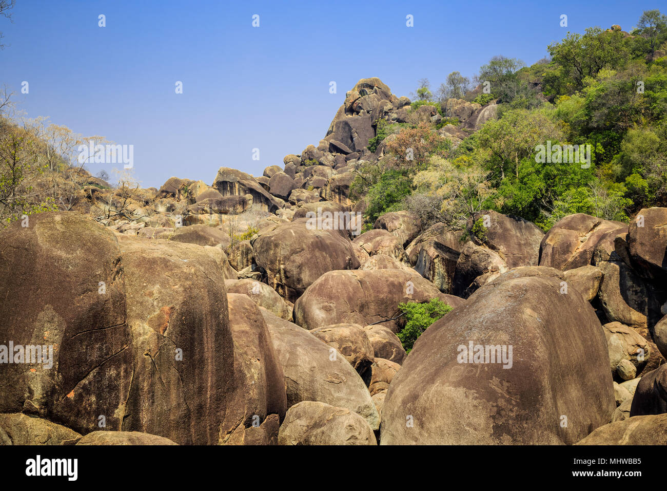 Gefallenen Felsbrocken in Matobo Nationalpark, Simbabwe, von Millionen von Jahren durch Erosion geformt. September 11, 2016. Stockfoto