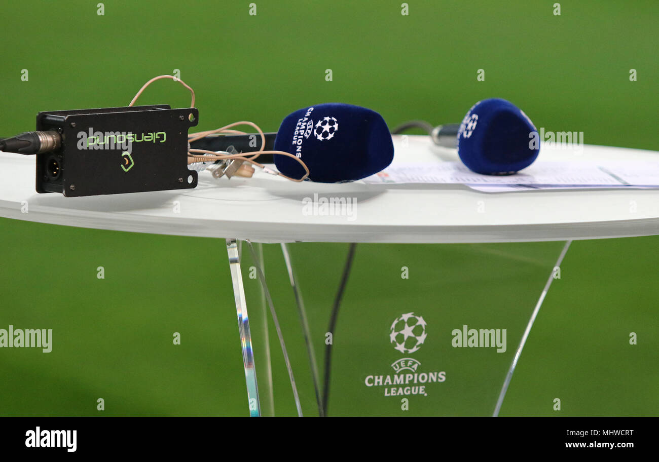 Charkow, Ukraine - 21. FEBRUAR 2018: Mikrofone mit UEFA Champions League Logo auf dem Schreibtisch des TV-Moderator bei Metalist Stadion während der UEFA Cham gesehen Stockfoto