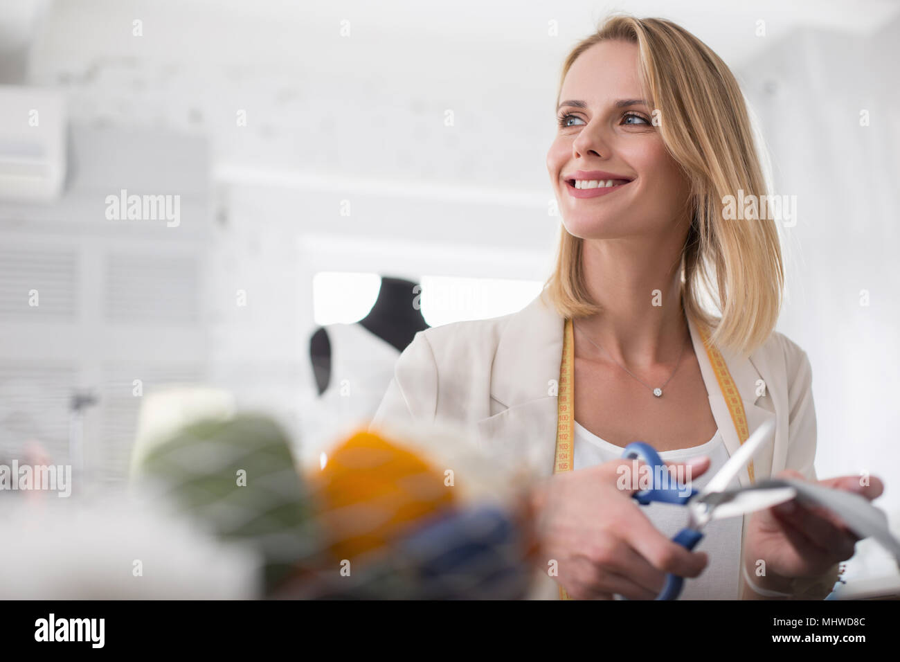 Träumerisch weiblichen Schneiderin Schnitt Stockfoto