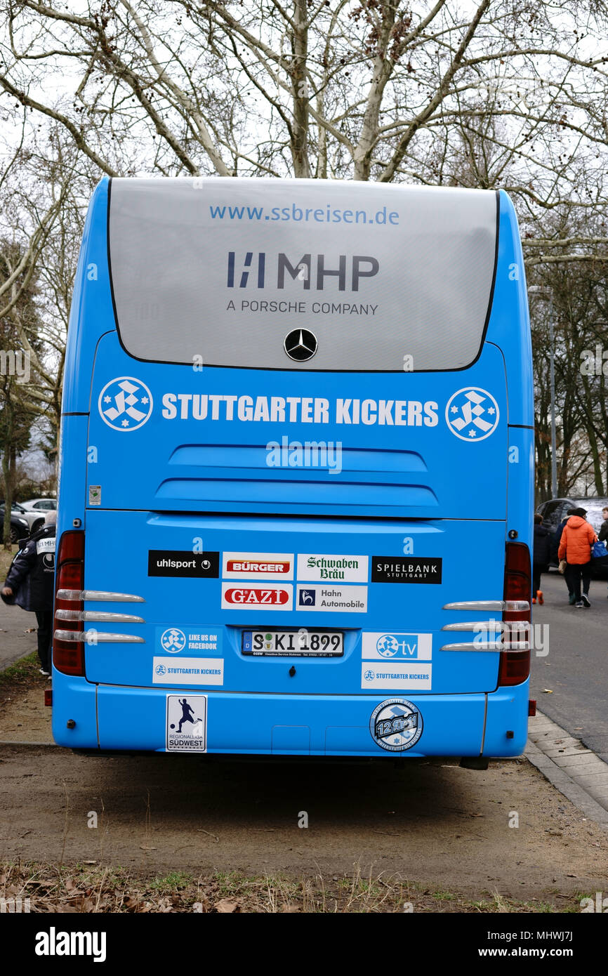 Mainz, Deutschland - 10. März 2018: Die Rückansicht des Blau lackiert Team Bus der Fußball-Verein Stuttgarter Kickers in einem Auswärtsspiel der Regionalli Stockfoto