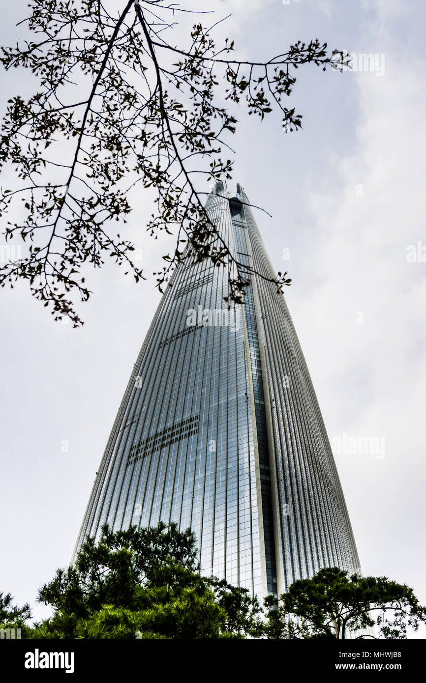 Lotte World Tower ist ein 123-, 554,5 Meter (1.819 ft) super hohen Wolkenkratzer in Seoul. Derzeit das höchste Gebäude in Südkorea. Stockfoto