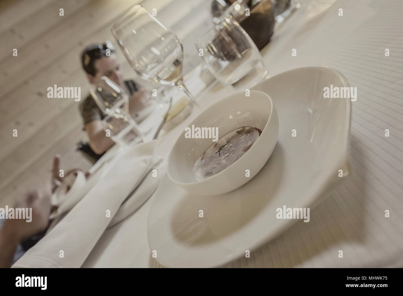 Ice Cold Tomate, marigoldherb und Anis Teller serviert bei Flocons de Sel Restaurant, Megève, Frankreich Stockfoto