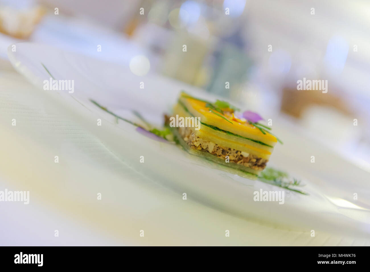 Pflanzliche millefeuille Teller serviert am Flocons de Sel Restaurant, Megève, Frankreich Stockfoto