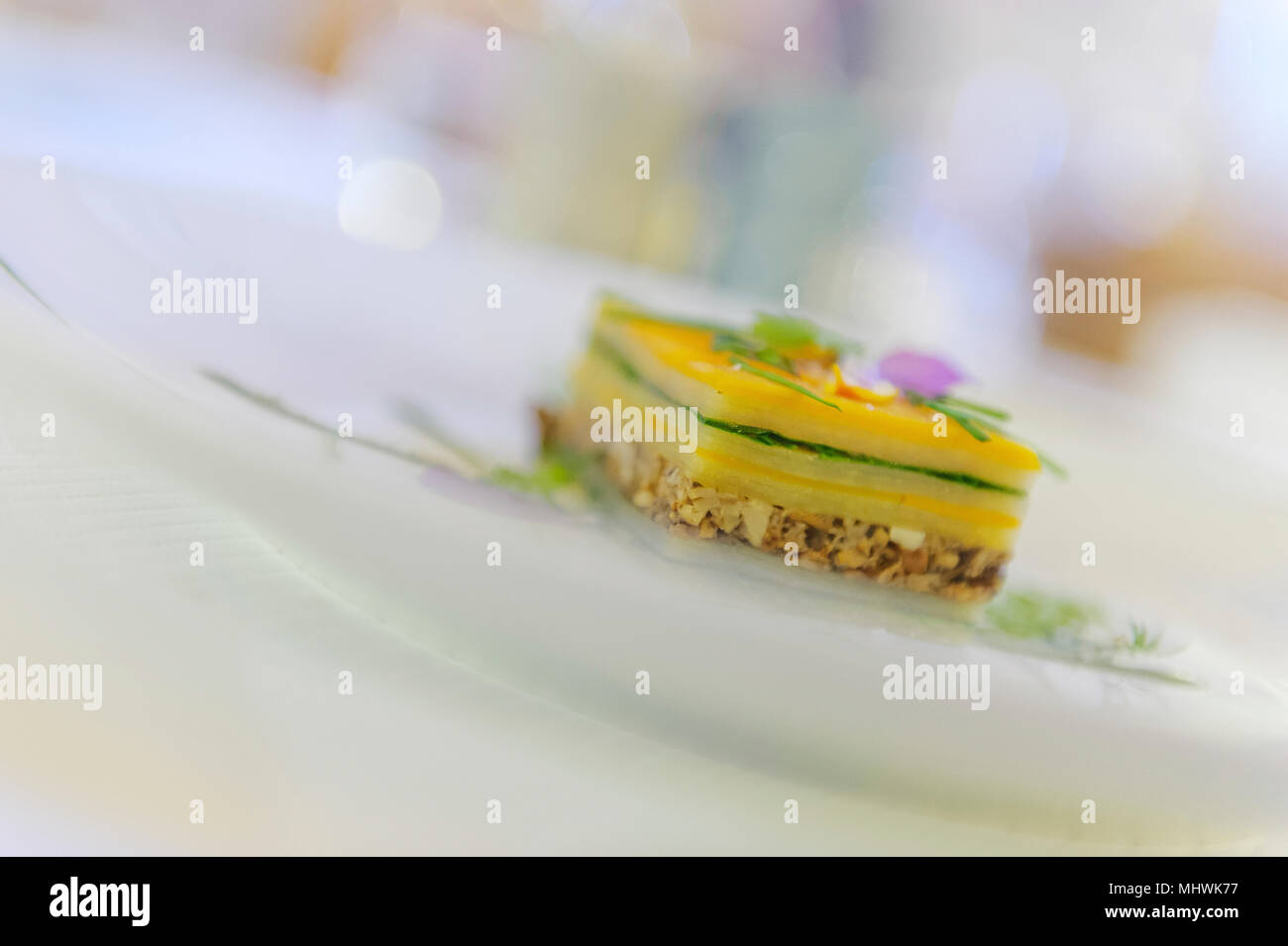 Pflanzliche millefeuille Teller serviert am Flocons de Sel Restaurant, Megève, Frankreich Stockfoto