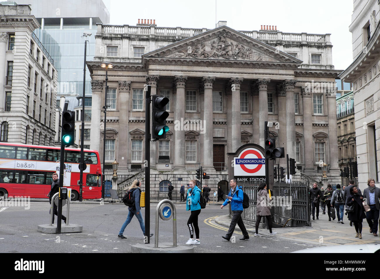 Mansion House, den U-Bahnhof Bank unterzeichnen Street View aus der Ecke der Princes Street, and Threadneedle Street in der City von London UK KATHY DEWITT Stockfoto