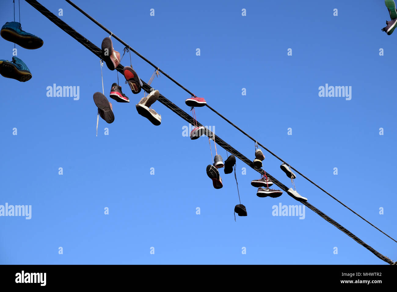 Sneakers baumelnd von Power Line In und um Venedig Strand Los Angeles Stockfoto
