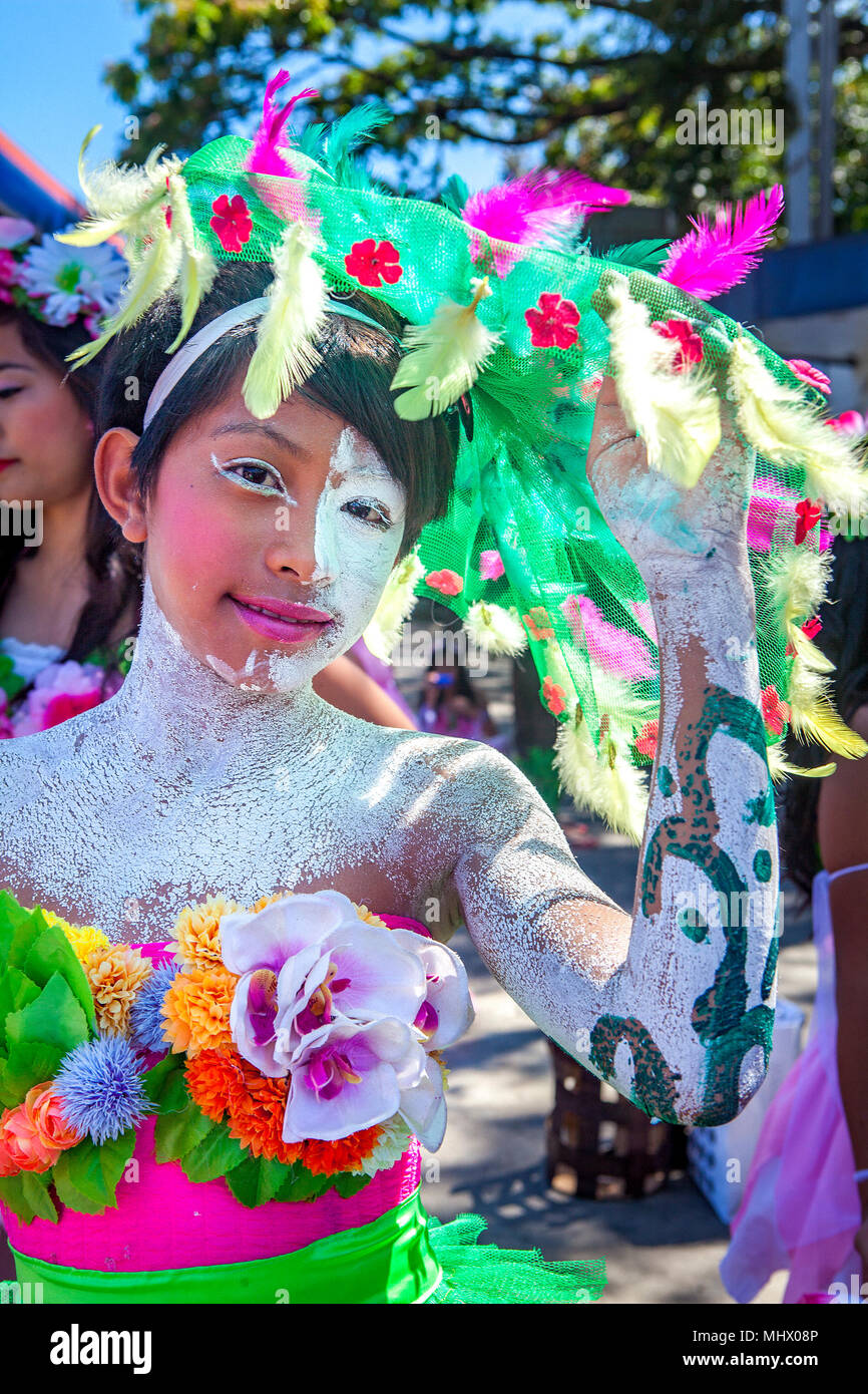 Ein Teenager Kleider in einem bunten Kostüm für die jährliche Parade an der Multi-Cultural Feier in Puerto Princesa, Palawan, Philippinen. Stockfoto