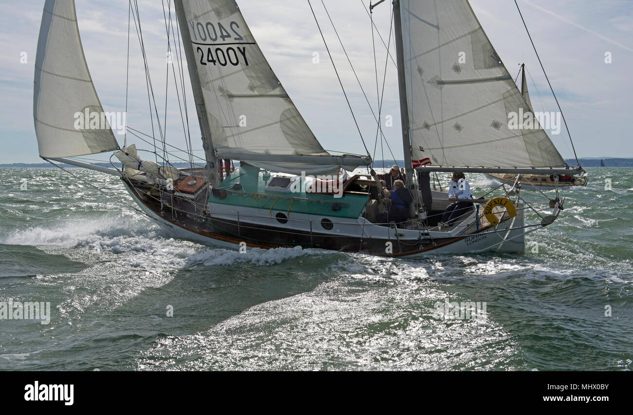 Die yacht Suhaili auf die Robin Knox-Johnston der erste Mensch geworden ist, um die Welt zu segeln - übergeben und non-stop in der 1968 Golden Globe Race. Stockfoto