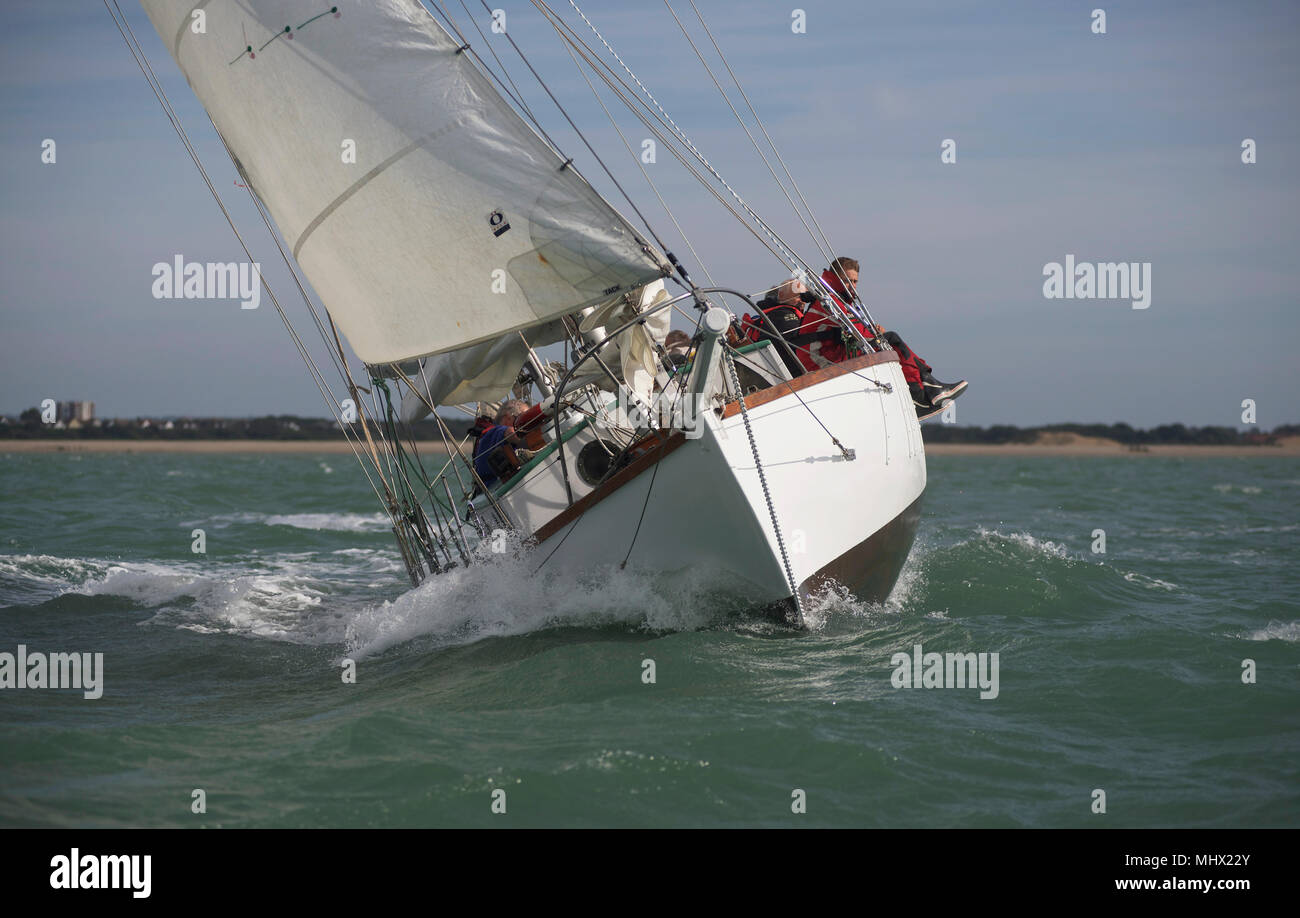 Die yacht Suhaili auf die Robin Knox-Johnston der erste Mensch geworden ist, um die Welt zu segeln - übergeben und non-stop in der 1968 Golden Globe Race. Stockfoto