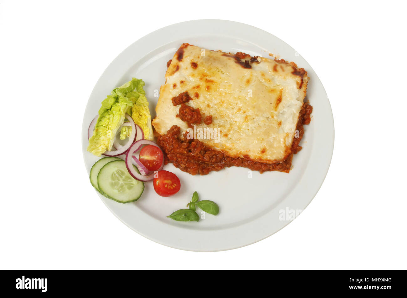 Rindfleisch Lasagne und Salat auf einer Platte gegen Weiße isoliert Stockfoto
