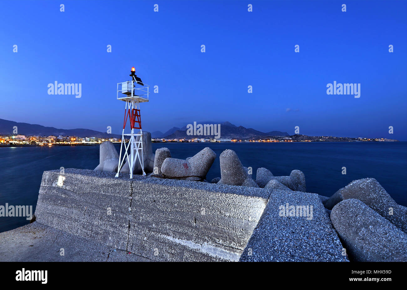 Anzeigen von Ierapetra vom Eingang der alten Fischerhafen. Präfektur Lassithi, Kreta, Griechenland. Stockfoto