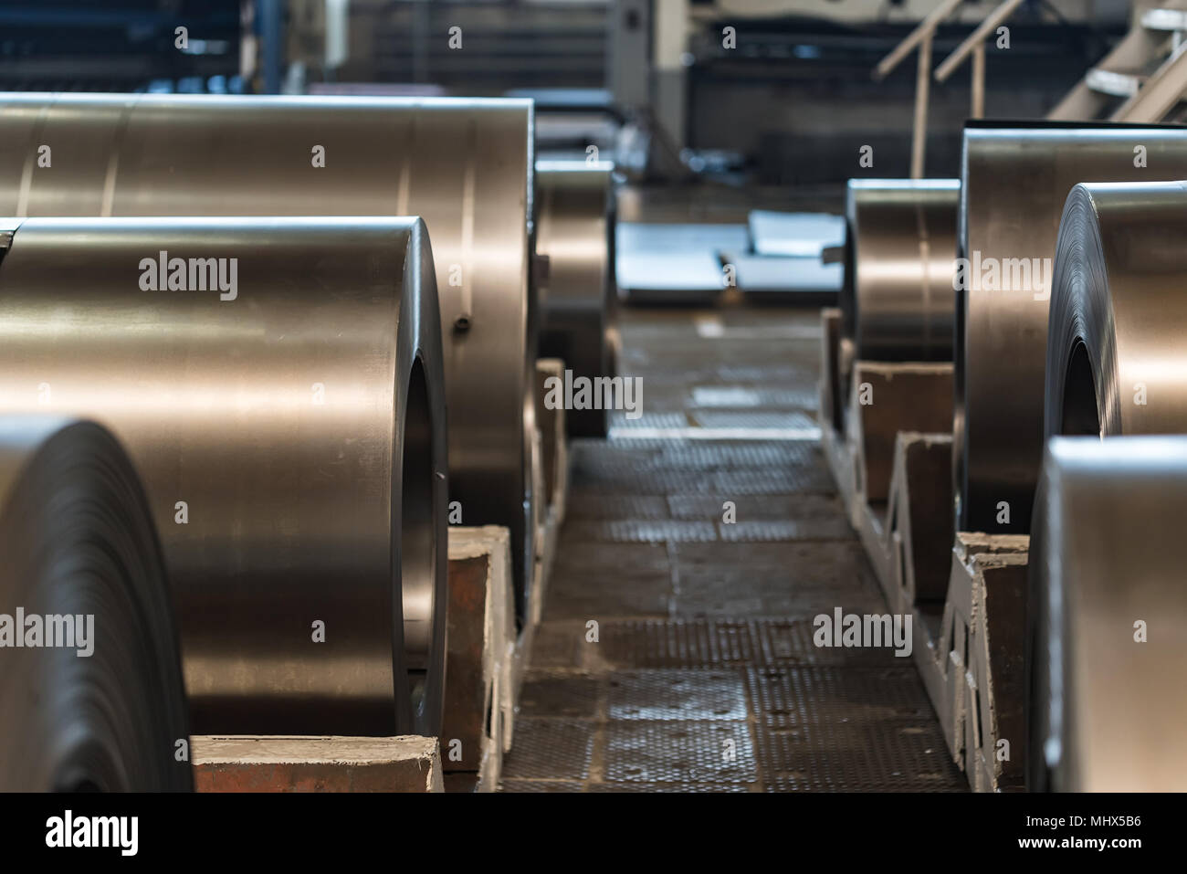 Lager mit Brötchen aus Stahlblech in Industrieanlagen. Hardware Manufacturing Stockfoto