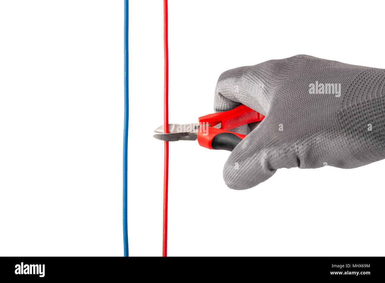 Kabel Zangen, Zangen Reparatur Werkzeug in der Hand der Elektriker in der  Schutzhandschuh, schneiden Rot auf Weiß isoliert Stockfotografie - Alamy