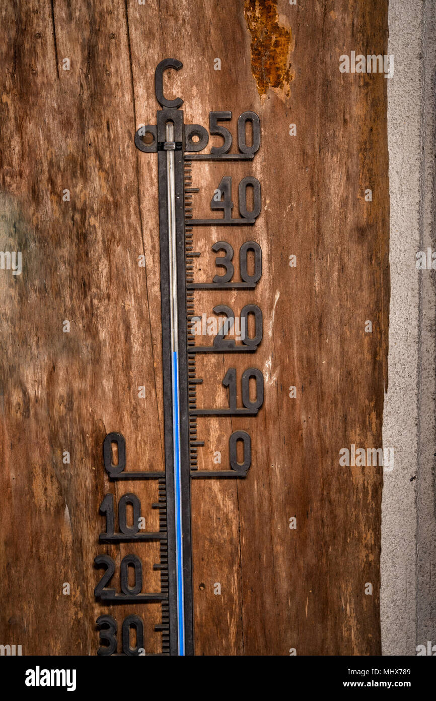 Vintage Thermometer 20 Grad Celsius blaue Ebene Detail Nahaufnahme Quecksilber Stockfoto