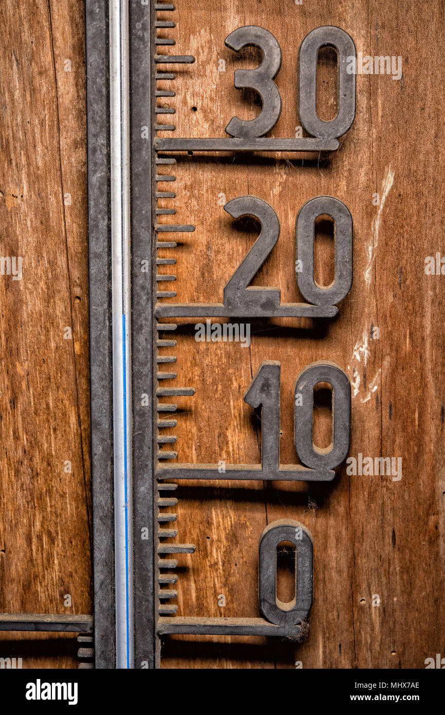 Vintage Thermometer 20 Grad Celsius blaue Ebene Detail Nahaufnahme Quecksilber Stockfoto