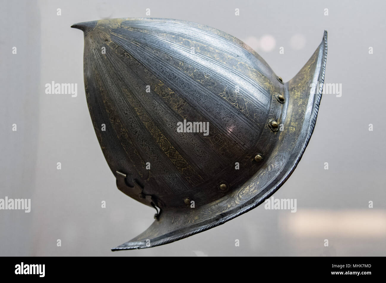 Mittelalterlichen Krieg morion Helm Bügeleisen auf weißem Hintergrund Stockfoto