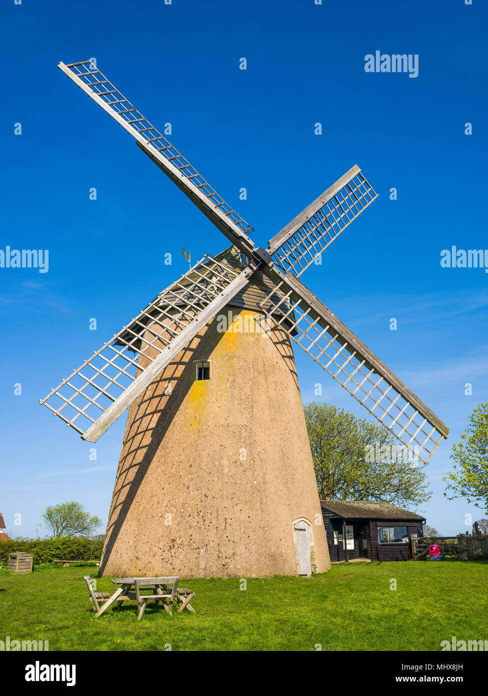 Knowle Mühle, heute als Bembridge Windmill bekannt, ist ein Grad I Turm Windmühle bei Bembridge, Isle of Wight, Hampshire, England aufgeführt. Stockfoto