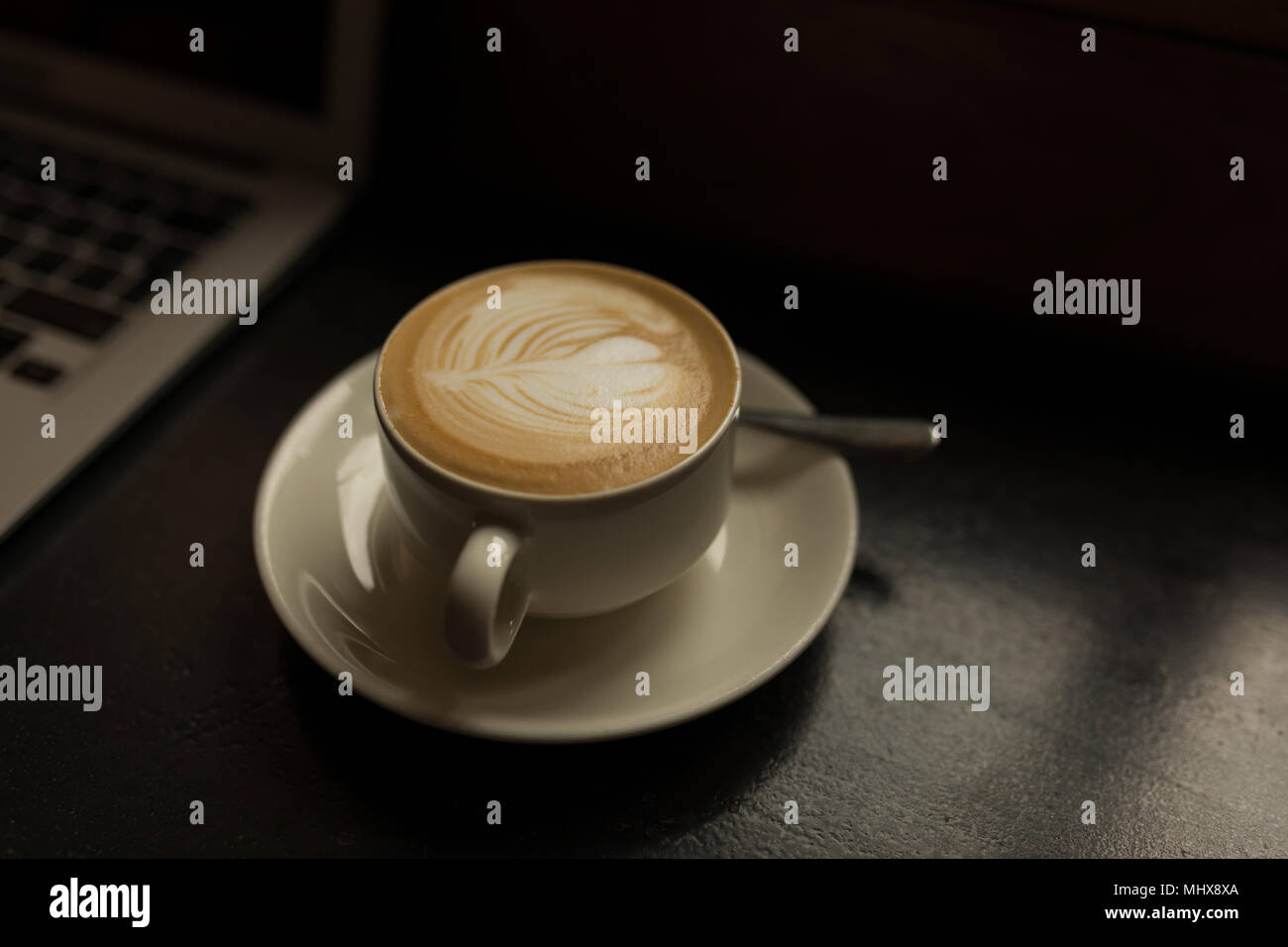 Tasse Cappuccino auf Tisch Stockfoto