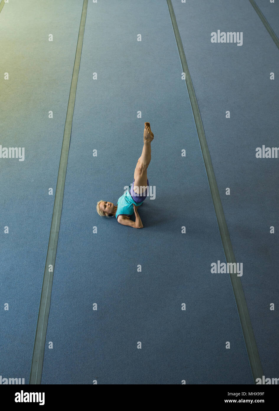 Sportlerin stretching Übung durchführen Stockfoto