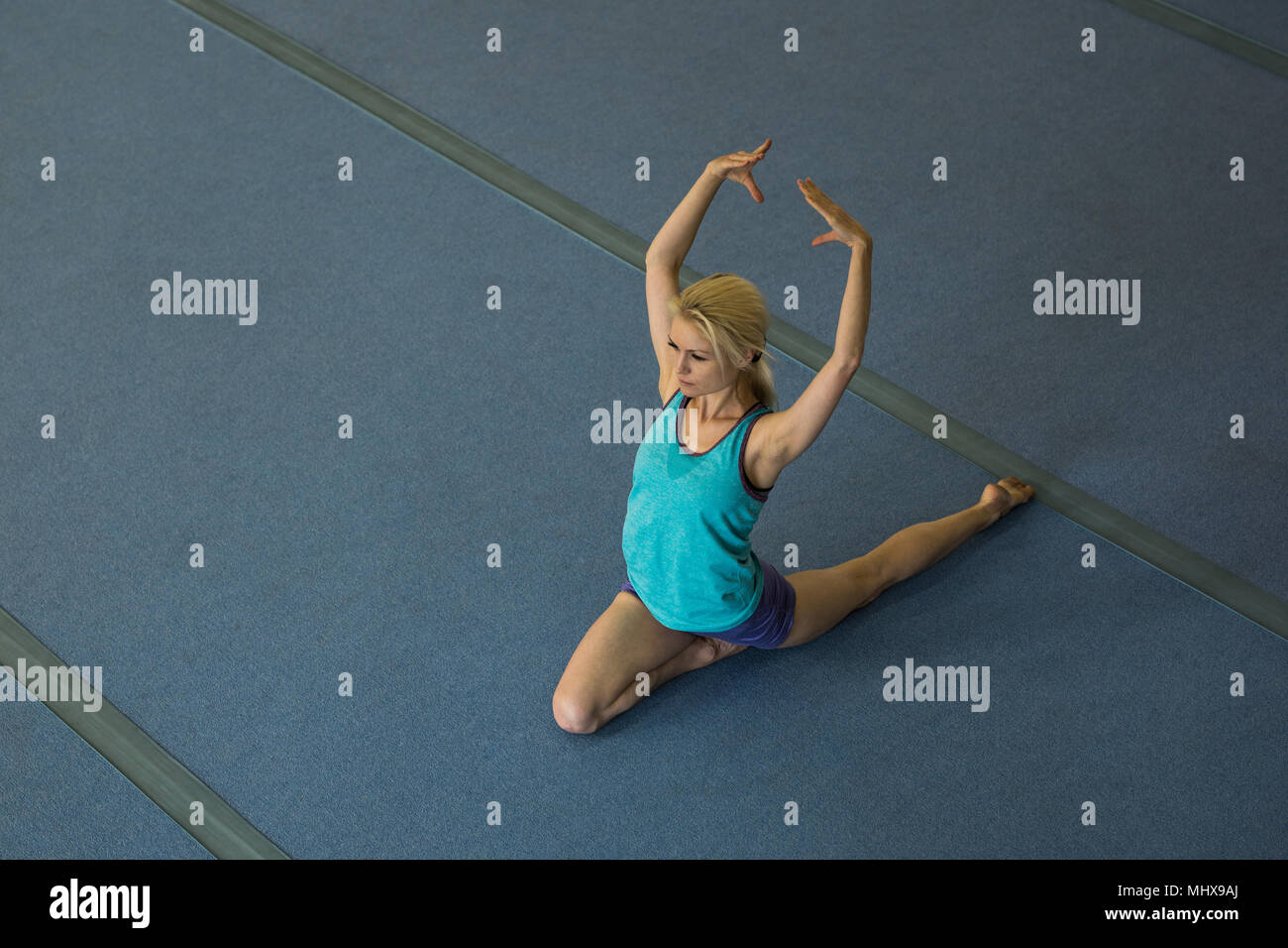 Sportlerin stretching Übung durchführen Stockfoto