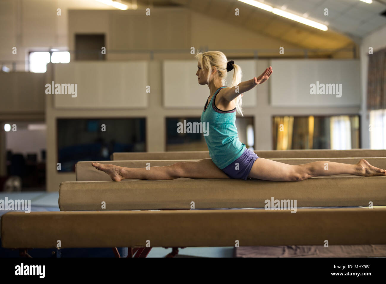 Weibliche athletische Balancieren auf Bar aus Holz Stockfoto