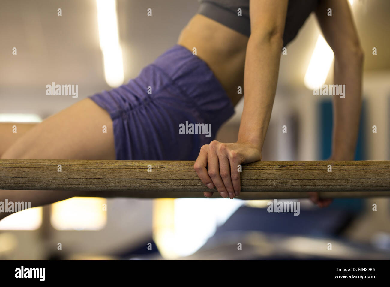 Sportlerin Ausübung auf Gym Bar im Fitness Studio. Stockfoto