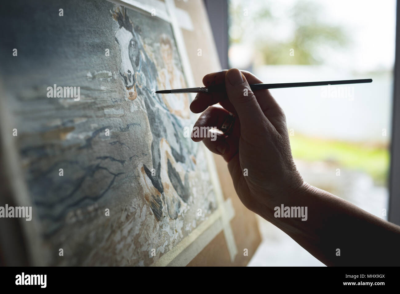Künstlerin gemälde malerei auf leinwand zu Hause Stockfoto