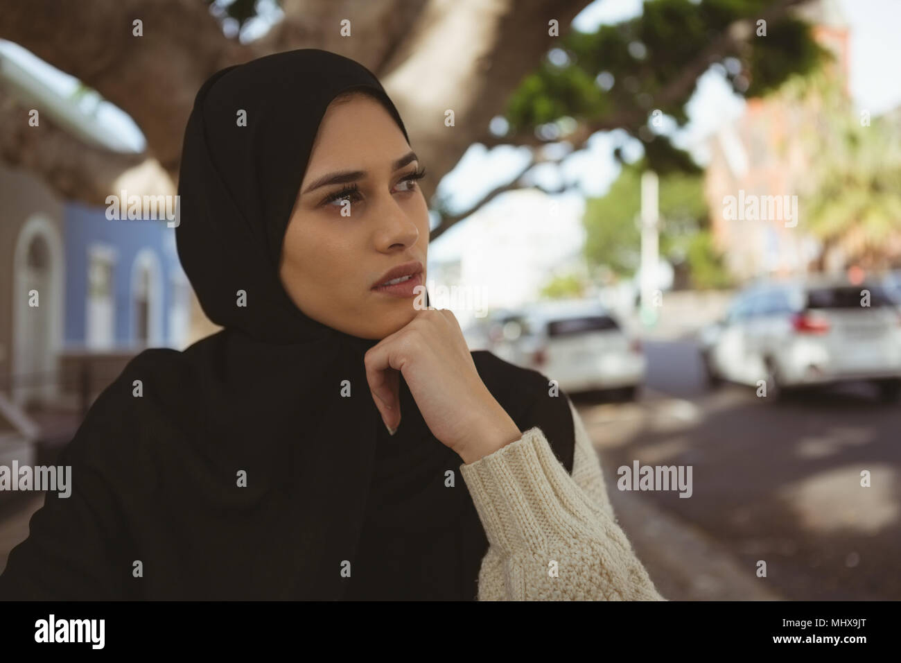 Nachdenklich hijab Frau an Cafe Stockfoto
