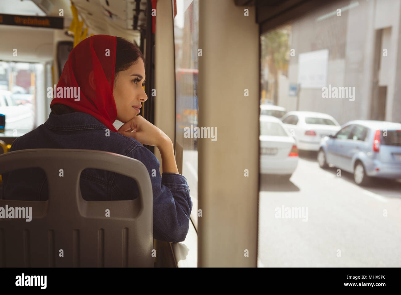 Hijab Frau suchen durch das Fenster in den Bus Stockfoto