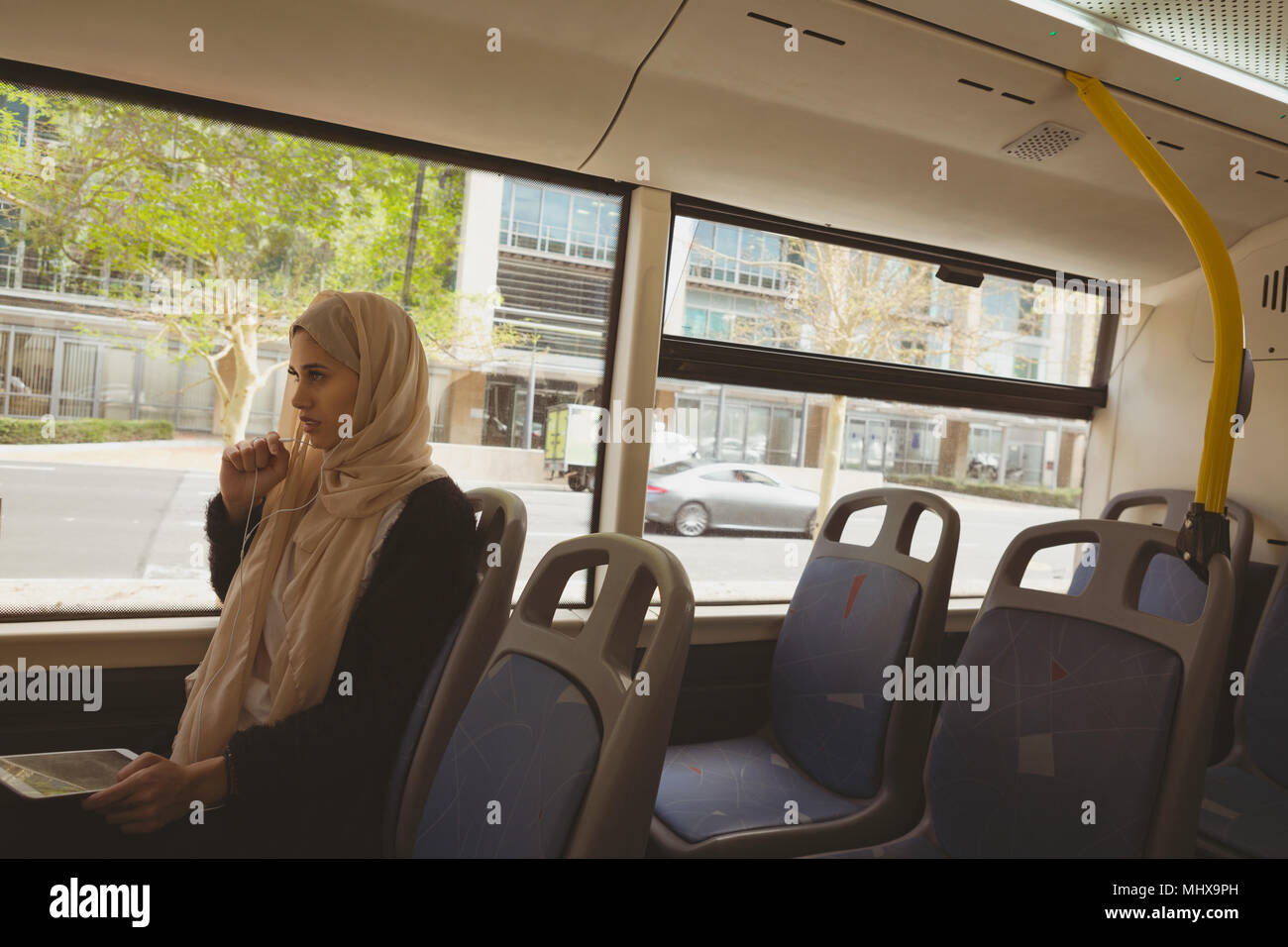 Hijab Frau sprechen über digitale Tablet im Bus reisen Stockfoto