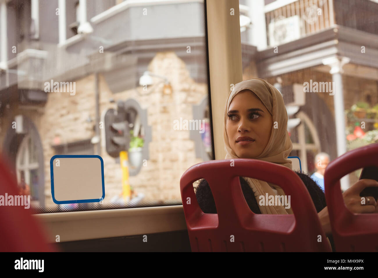 Hijab Frau suchen durch das Fenster in den Bus Stockfoto