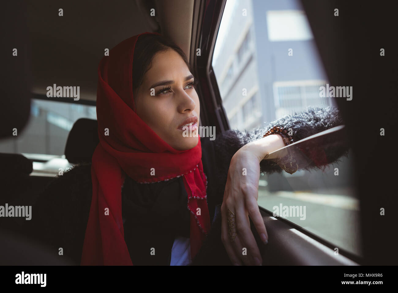 Hijab Frau suchen durch Auto Fenster Stockfoto