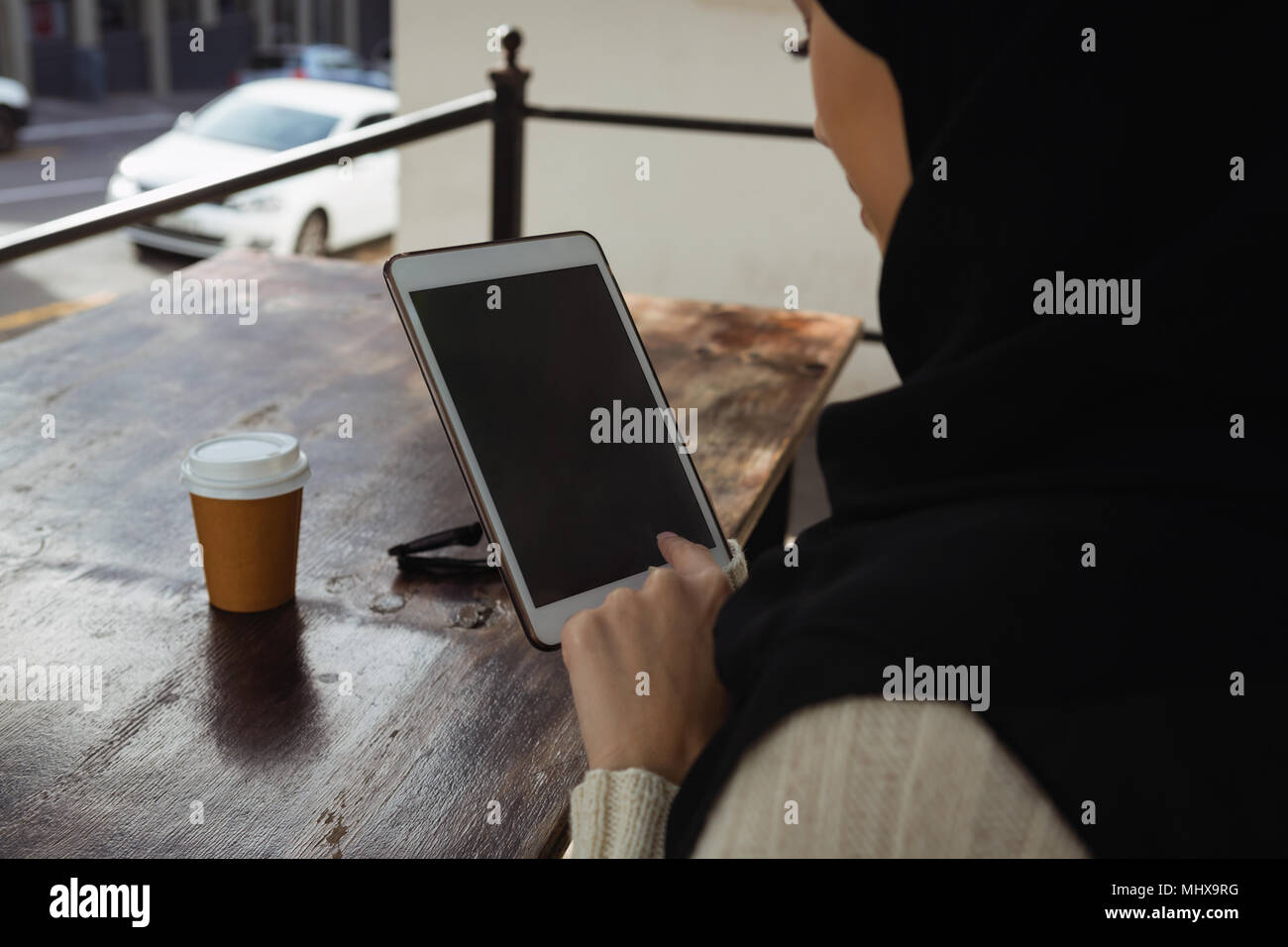 Hijab Frau mit digitalen Tablette im Cafe Stockfoto