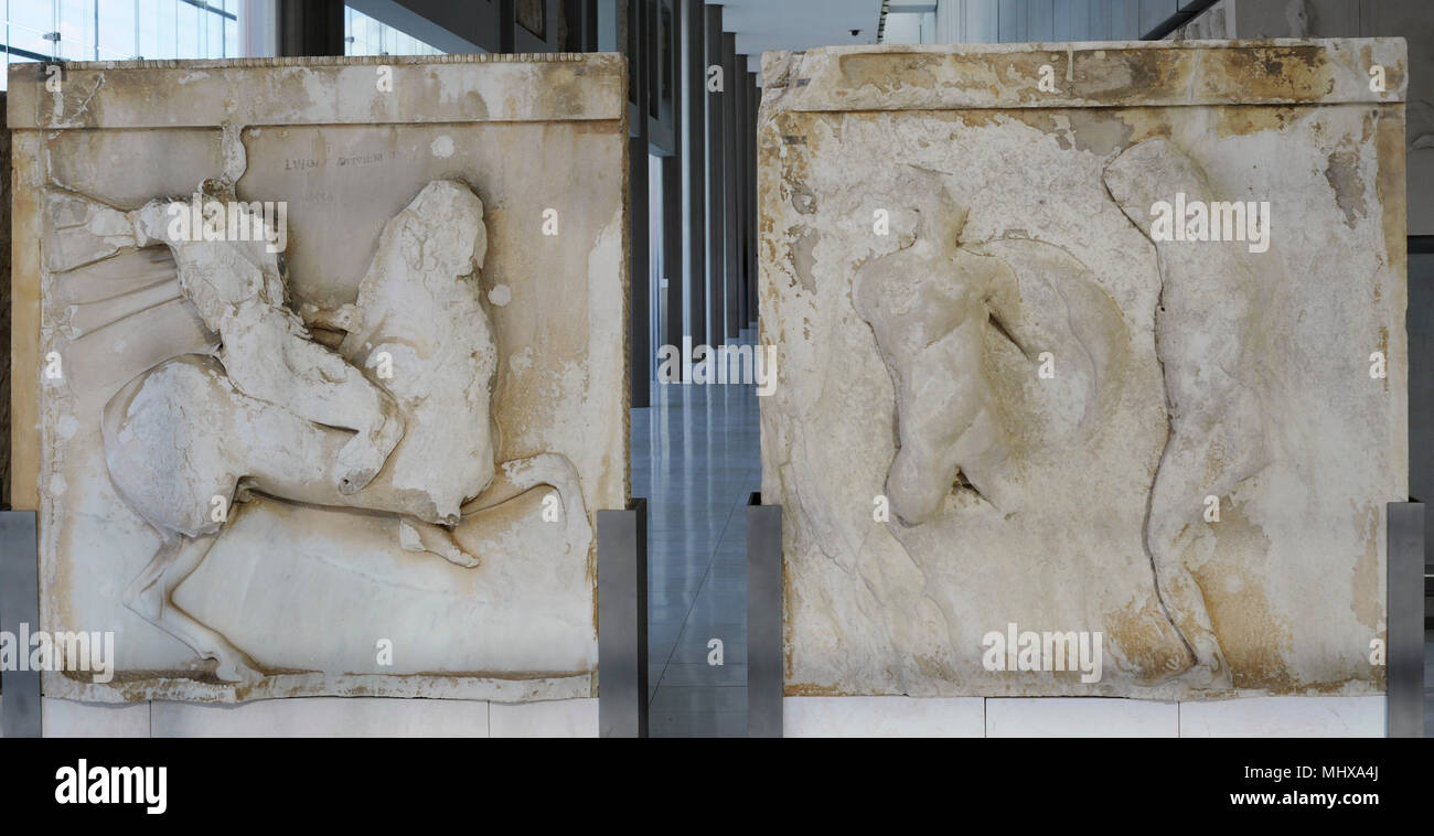 Metopen des Parthenon auf der Akropolis von Athen. Klassischen Stil. 5. Jahrhundert v. Chr.. Steintafeln mit hohem Relief Bilder geformt. Metopen 1 und 2 West Zone. Kampf gegen die Amazonen. Meister der Werke, Phidias. Pentelic Marmor. Akropolis Museum. Athen, Griechenland. Stockfoto