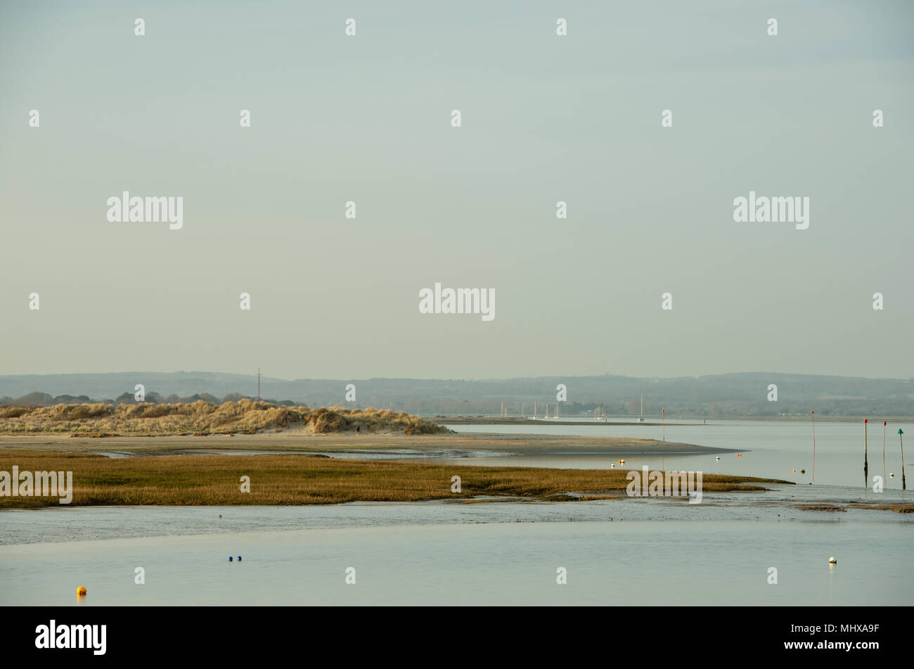 Schönen sonnigen Tag auf der Hacke an der West Wittering zwischen Ebbe und Flut auf der Nehrung wolkenlosen Stockfoto