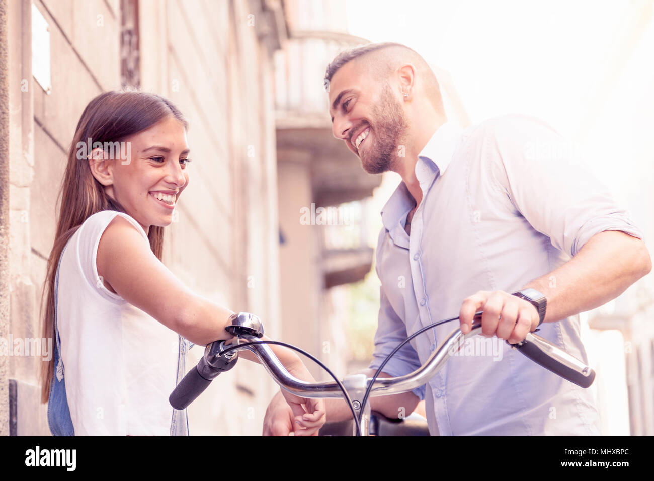 Junges Paar in Liebe sprechen auf der Straße Stockfoto