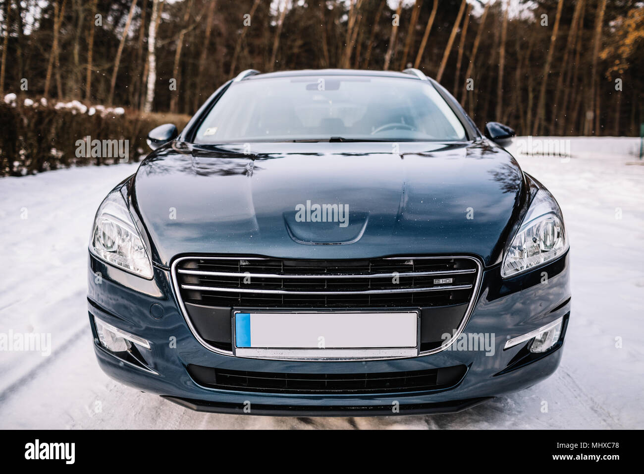 Blaues Auto ohne eine Handelsmarke von Winter- Straße. Stockfoto