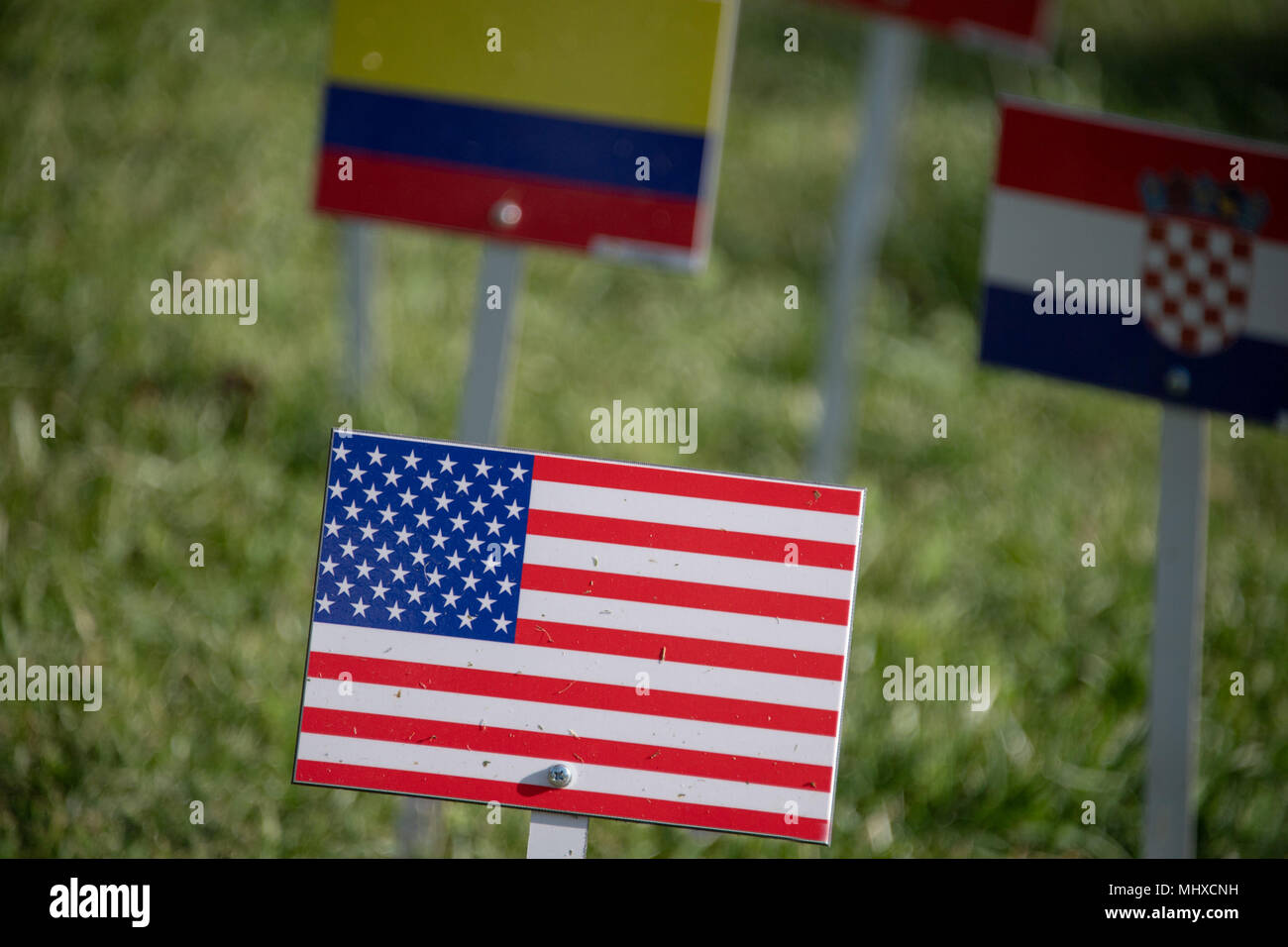 Usa-Flagge Plakette auf Rasenfläche mit anderen Ländern Stockfoto