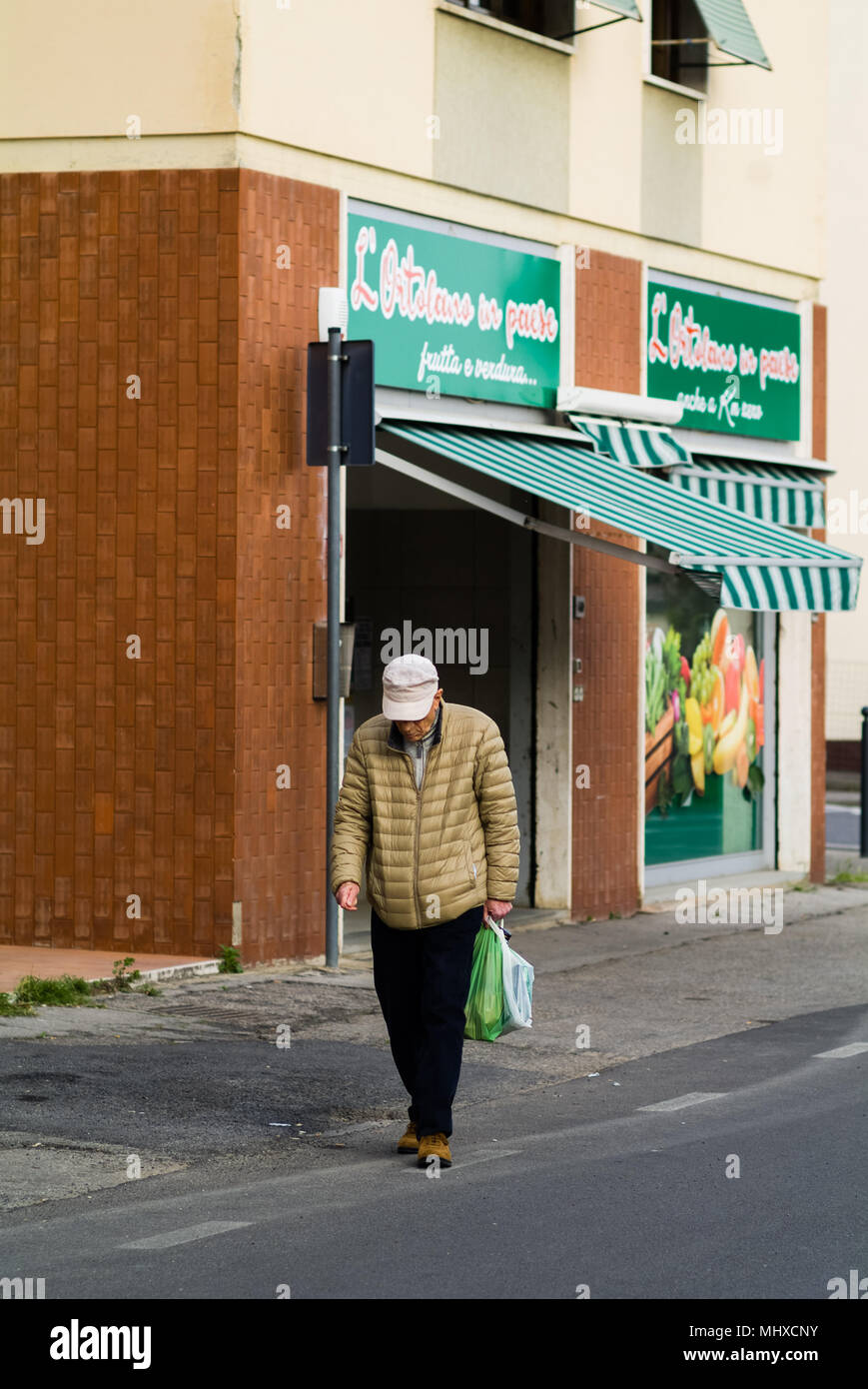 Alter Mann zum Beenden eines Gemüse und Früchte Shop in der Landschaft von Cascia Reggello, Toskana, Italien Stockfoto