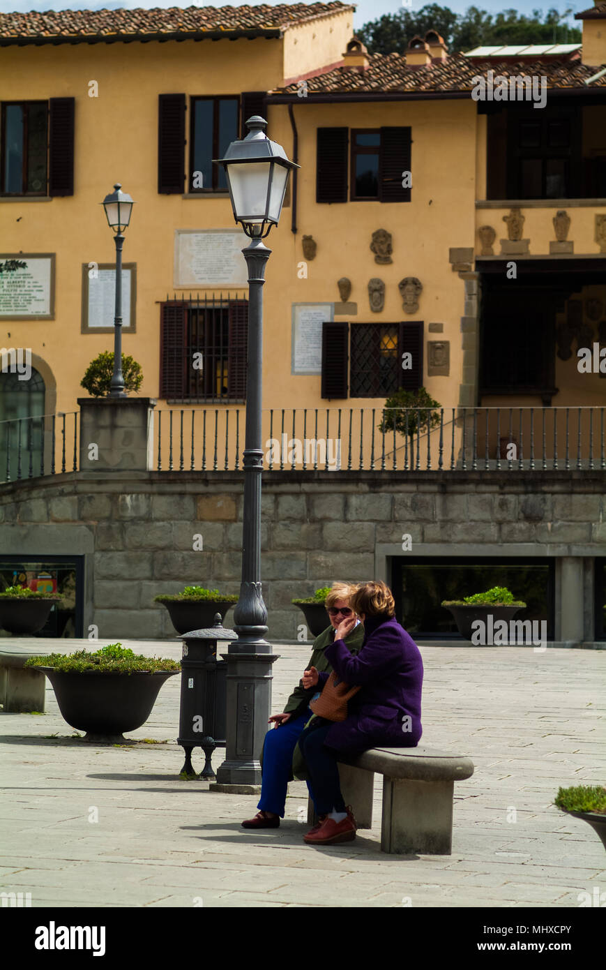 Alter Frauen sprechen einander glücklich beim Sitzen auf einer externen Bank. Fiesole Florenz Italien Stockfoto