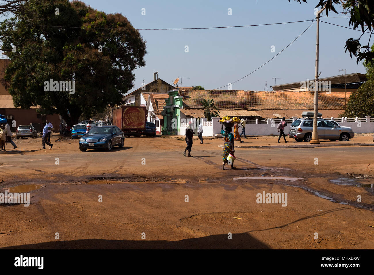 Bissau, Republik Guinea-Bissau - Januar 30, 2018: Stree Szene in der Stadt Bissau mit Menschen Überqueren der Amilcar Cabral Avenue, im Guinea-Biss Stockfoto