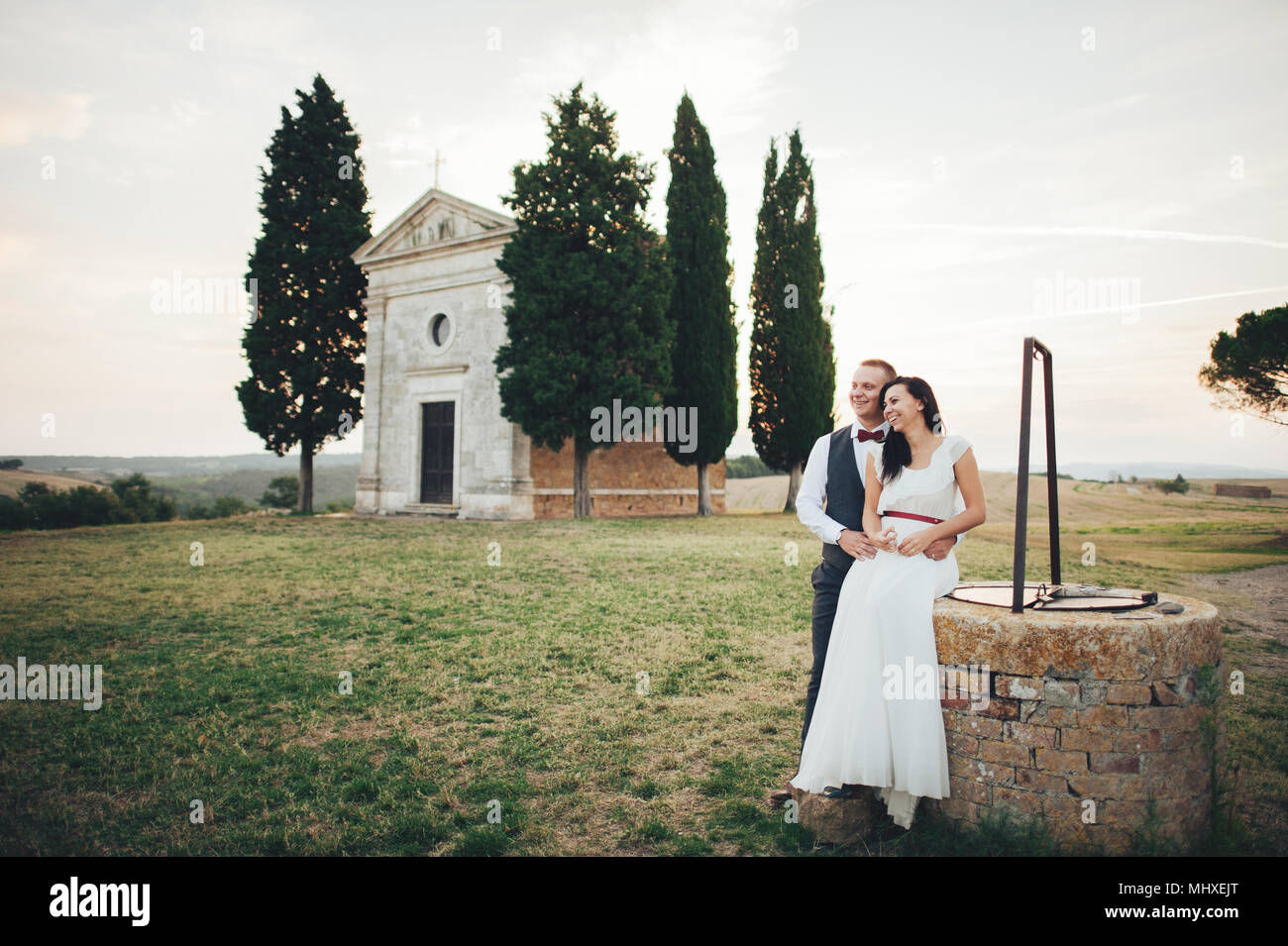 Gerne stilvolle lächelndes Paar wandern in der Toskana, Italien, am Tag ihrer Hochzeit. Stockfoto