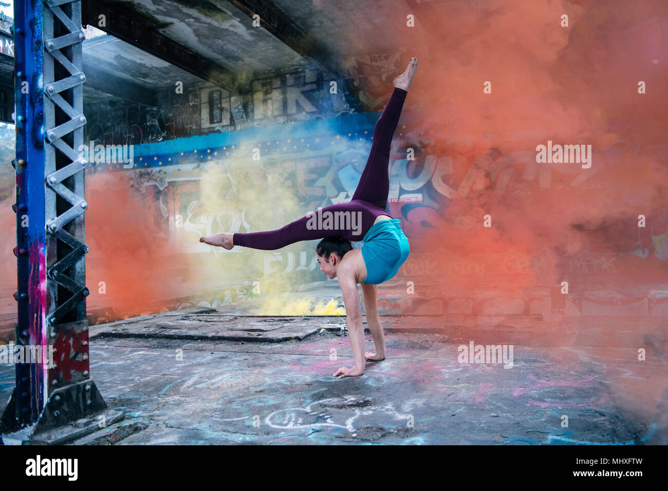 Üben Mädchen Yoga auf der Bühne Stockfoto
