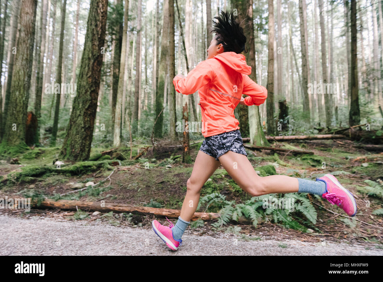 Die Frau, die im Wald, Vancouver, Kanada Stockfoto