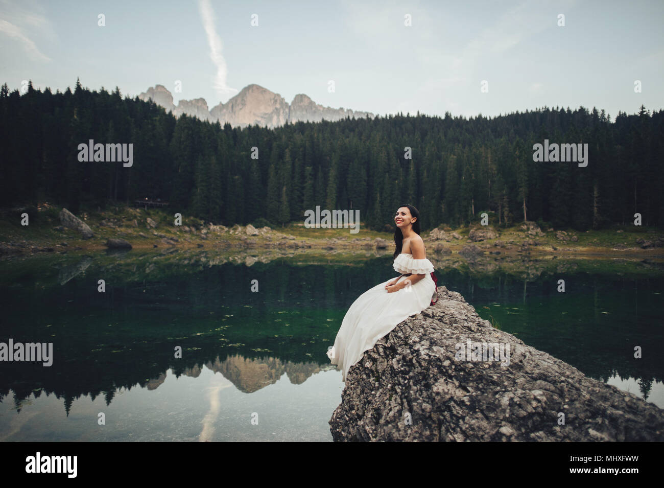 Schöne elegante Braut Walking im Sommer Almen in Italien, Trentino Alto Adige Stockfoto