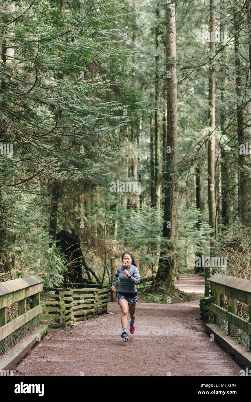 Die Frau, die im Wald, Vancouver, Kanada Stockfoto