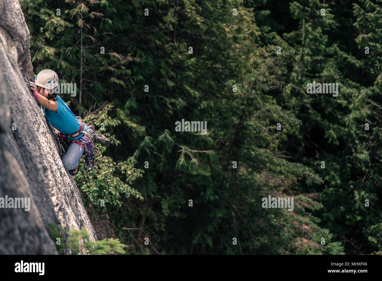 Frau klettern Chief Mountain, Squamish, Kanada, hohe Betrachtungswinkel Stockfoto