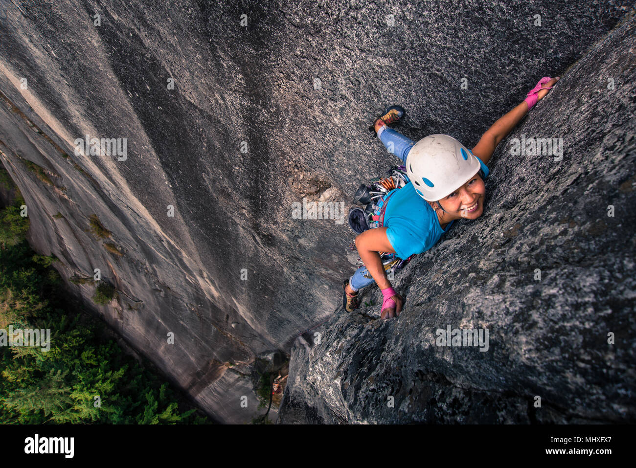 Frau klettern Chief Mountain, Squamish, Kanada, hohe Betrachtungswinkel Stockfoto